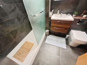 Shower room- click for photo gallery